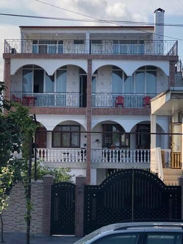 Фото номера Семейный люкс с балконом Отели типа «постель и завтрак» Merab House г. Батуми 10