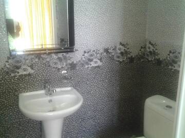 Фото номера Семейный люкс с балконом Отели типа «постель и завтрак» Merab House г. Батуми 7