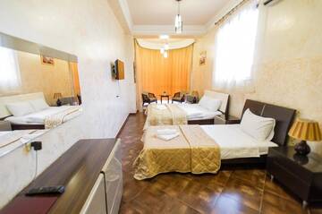 Фото номера Трехместный номер с балконом Отель hotel amber г. Батуми 13
