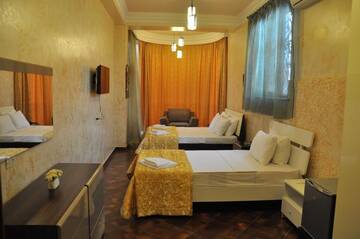 Фото номера Трехместный номер с балконом Отель hotel amber г. Батуми 11