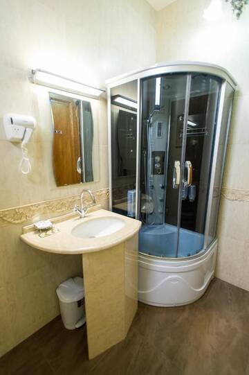 Фото номера Трехместный номер с балконом Отель hotel amber г. Батуми 5
