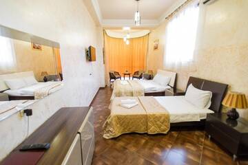 Фото номера Трехместный номер с балконом Отель hotel amber г. Батуми 4