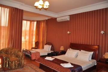 Фото номера Трехместный номер с балконом Отель hotel amber г. Батуми 6
