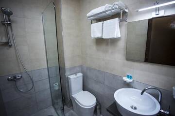 Фото номера Двухместный номер с 1 кроватью или 2 отдельными кроватями, вид на город Отель Hotel N16 г. Батуми 13