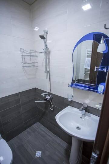 Фото номера Небольшой одноместный номер Отель Hotel Garanti г. Батуми 4