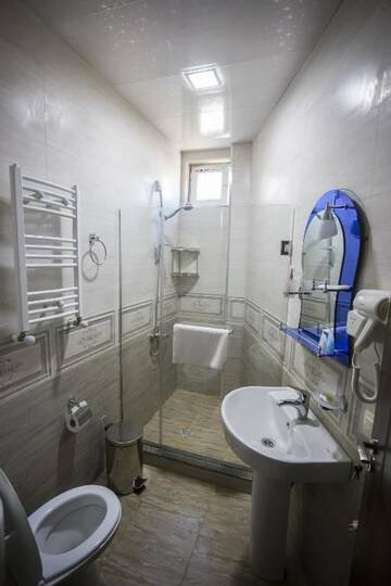 Фото номера Двухместный номер с 2 отдельными кроватями Отель Hotel Garanti г. Батуми 11