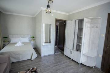 Фото номера Двухместный номер Делюкс с 1 кроватью и балконом Отель Hotel Garanti г. Батуми 3