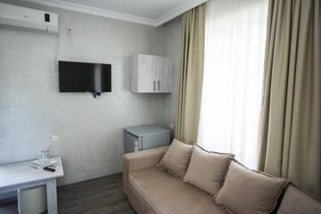 Фото номера Двухместный номер Делюкс с 1 кроватью и балконом Отель Hotel Garanti г. Батуми 4