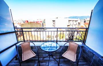 Фото номера Двухместный номер Делюкс с 2 отдельными кроватями Отель Black Sea Star Batumi г. Батуми 2