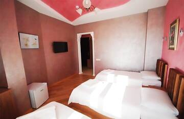 Фото номера Стандартный трехместный номер Отель Black Sea Star Batumi г. Батуми 2