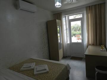 Фото номера Двухместный номер-студио Делюкс с 1 кроватью Гостевой дом Nia Guest House г. Батуми 4