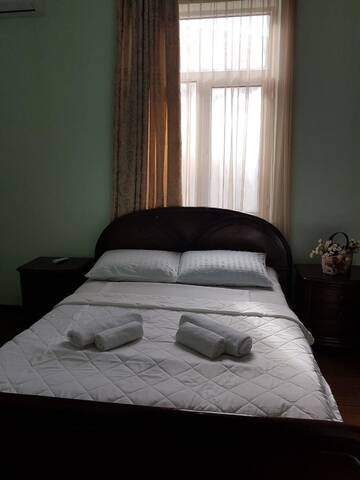 Фото номера Двухместный номер Делюкс с 1 кроватью и душем Гостевой дом Nia Guest House г. Батуми 3