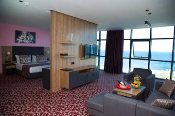 Фото номера Представительский люкс Отель Euphoria Batumi Convention &amp; Casino Hotel г. Батуми 6