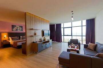 Фото номера Представительский люкс Отель Euphoria Batumi Convention &amp; Casino Hotel г. Батуми 9