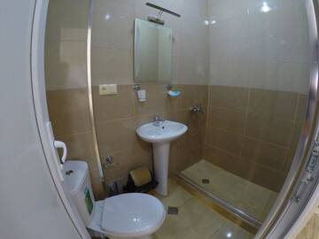 Фото номера Классический трехместный номер Отель Hotel Batumi Inn г. Батуми 2