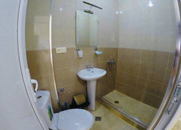 Фото номера Стандартный трехместный номер с видом на море Отель Hotel Batumi Inn г. Батуми 4