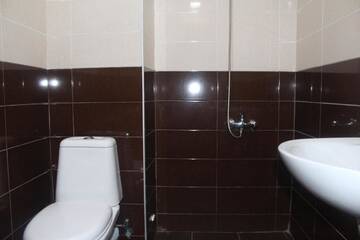 Фото номера Стандартный трехместный номер Отель Cozy Corner Hotel г. Батуми 12