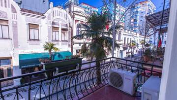 Фото номера Стандартный трехместный номер Отель Hotel Cattaleya г. Батуми 5