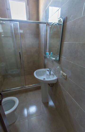Фото номера Стандартный двухместный номер с 1 кроватью Отель Hotel Cattaleya г. Батуми 3