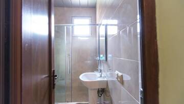Фото номера Стандартный трехместный номер Отель Hotel Cattaleya г. Батуми 11