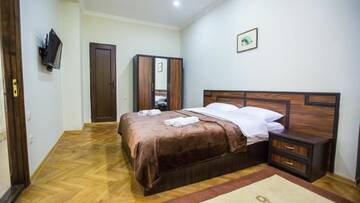 Фото номера Стандартный трехместный номер Отель Hotel Cattaleya г. Батуми 13