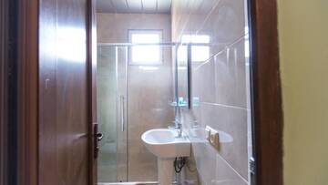 Фото номера Стандартный трехместный номер Отель Hotel Cattaleya г. Батуми 20