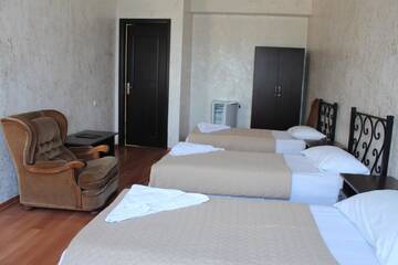 Фото номера Стандартный трехместный номер Отель Eleganti Hotel г. Батуми 10
