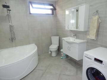 Фото номера Трехместный номер с ванной комнатой Гостевой дом Guest House on Angisa г. Батуми 4
