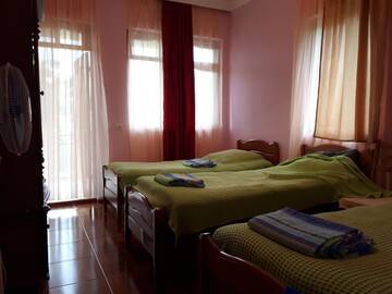 Фото номера Классический трехместный номер Гостевой дом Guest house LIA г. Батуми 4