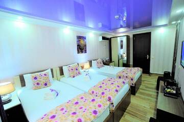 Фото номера Трехместный номер Отель Hotel Park г. Батуми 3