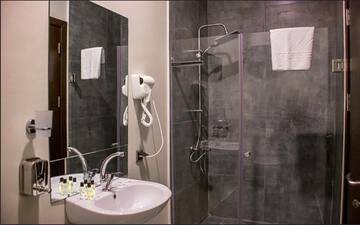 Фото номера Бюджетный одноместный номер Отель Legend Business Hotel Batumi г. Батуми 3
