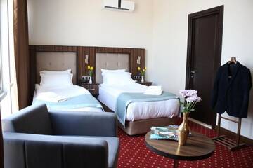 Фото номера Стандартный двухместный номер с 2 отдельными кроватями Отель Legend Business Hotel Batumi г. Батуми 3