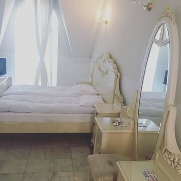 Фото номера Двухместный номер с 2 отдельными кроватями и балконом Отель Richeuli Villa г. Батуми 7