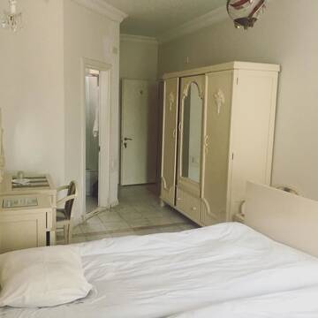 Фото номера Двухместный номер с 2 двуспальными кроватями Отель Richeuli Villa г. Батуми 7