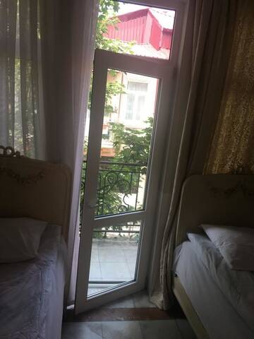 Фото номера Двухместный номер с 2 отдельными кроватями и балконом Отель Richeuli Villa г. Батуми 5