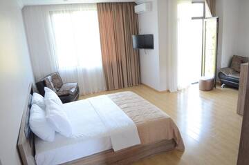 Фото номера Полулюкс Отель Hotel Skyline Batumi г. Батуми 13