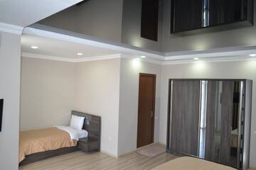 Фото номера Стандартный трехместный номер Отель Hotel Skyline Batumi г. Батуми 3