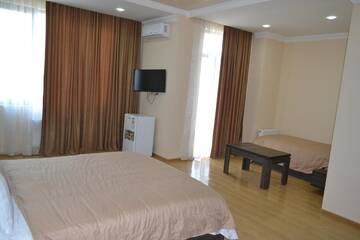 Фото номера Стандартный трехместный номер Отель Hotel Skyline Batumi г. Батуми 4