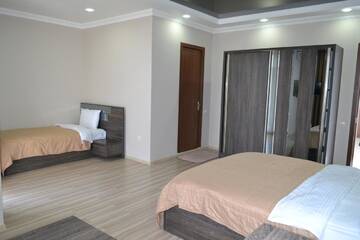 Фото номера Стандартный трехместный номер Отель Hotel Skyline Batumi г. Батуми 2