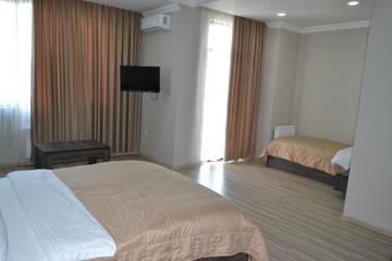 Фото номера Стандартный трехместный номер Отель Hotel Skyline Batumi г. Батуми 5