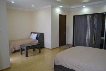 Фото номера Стандартный трехместный номер Отель Hotel Skyline Batumi г. Батуми 6