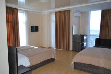 Фото номера Семейный номер Отель Hotel Skyline Batumi г. Батуми 7
