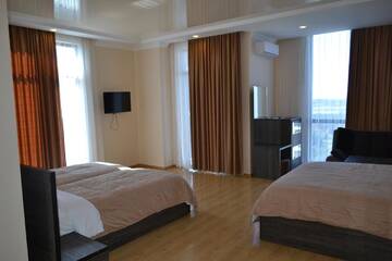 Фото номера Семейный номер Отель Hotel Skyline Batumi г. Батуми 3