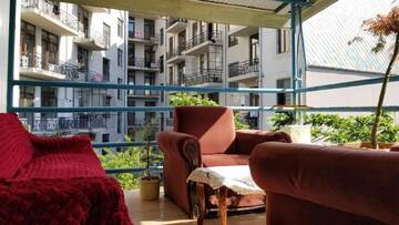 Фото номера Трехместный номер с балконом Гостевой дом Guest House ERA Square г. Батуми 3
