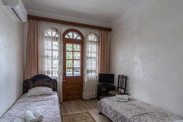 Фото номера Четырехместный номер &quot;Комфорт&quot; Мини-отель Sweet Home at Ninoshvili 3 г. Батуми 25