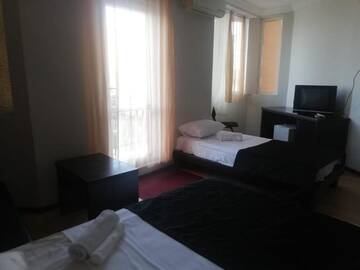 Фото номера Трехместный номер с балконом Отель Terrace г. Батуми 4