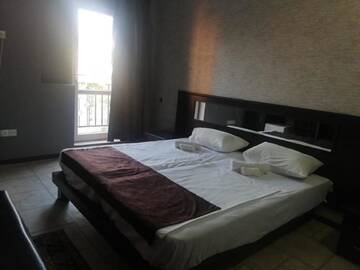 Фото номера Двухместный номер с 2 отдельными кроватями и балконом Отель Terrace г. Батуми 5
