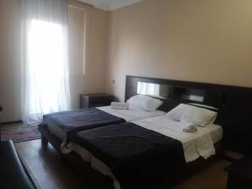 Фото номера Двухместный номер с 2 отдельными кроватями и балконом Отель Terrace г. Батуми 6