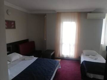 Фото номера Трехместный номер с балконом Отель Terrace г. Батуми 5