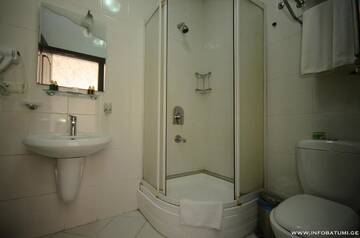 Фото номера Семейный номер с балконом Отель Hotel Istanbul г. Батуми 3